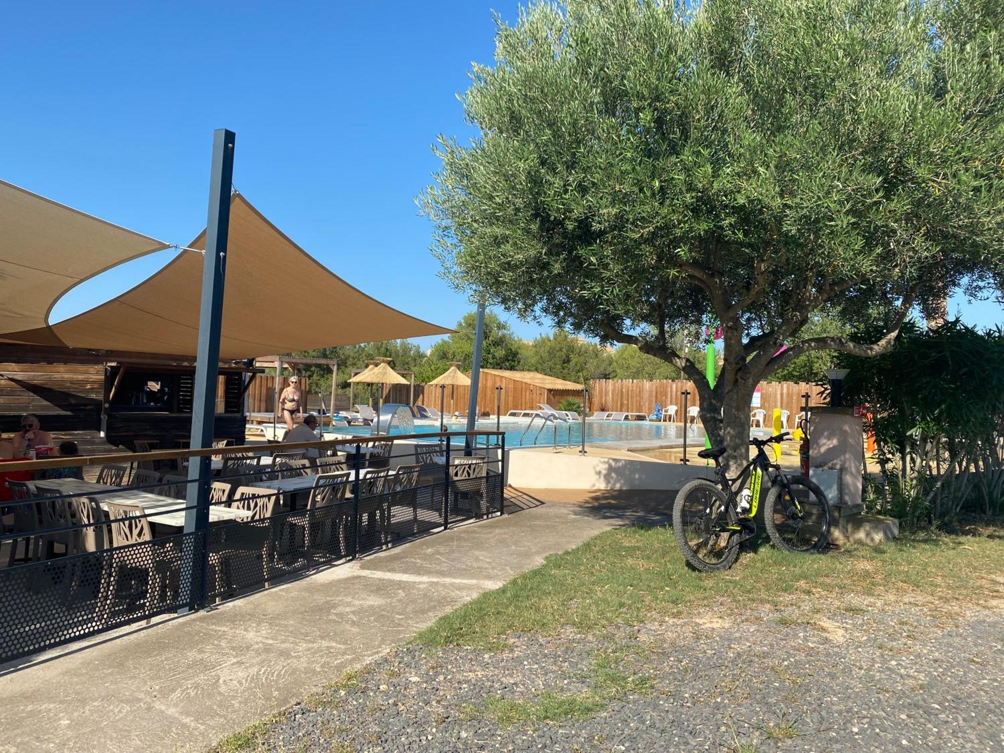 Camping Les Amandiers Castelnau-de-Guers المظهر الخارجي الصورة