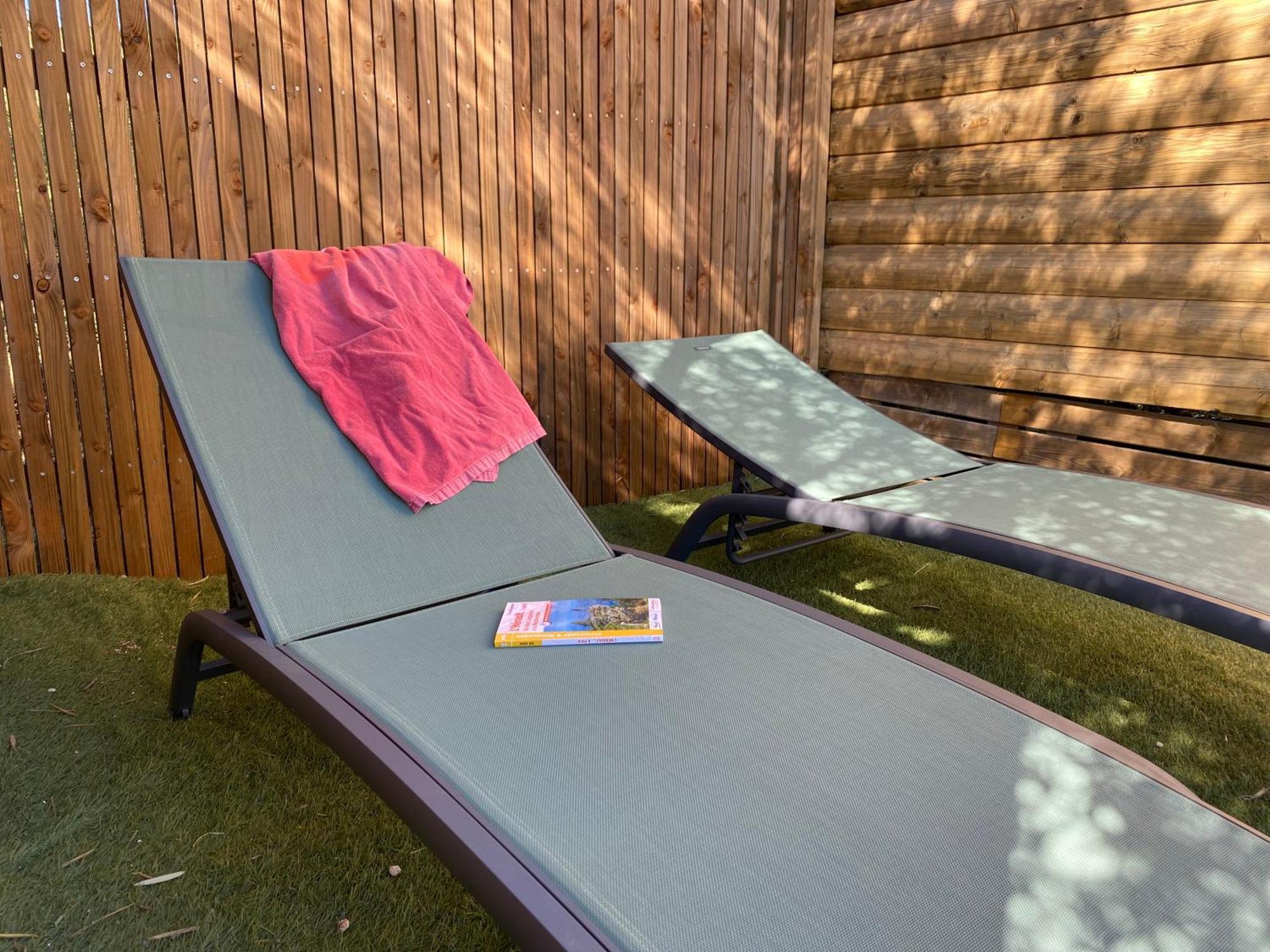 Camping Les Amandiers Castelnau-de-Guers المظهر الخارجي الصورة